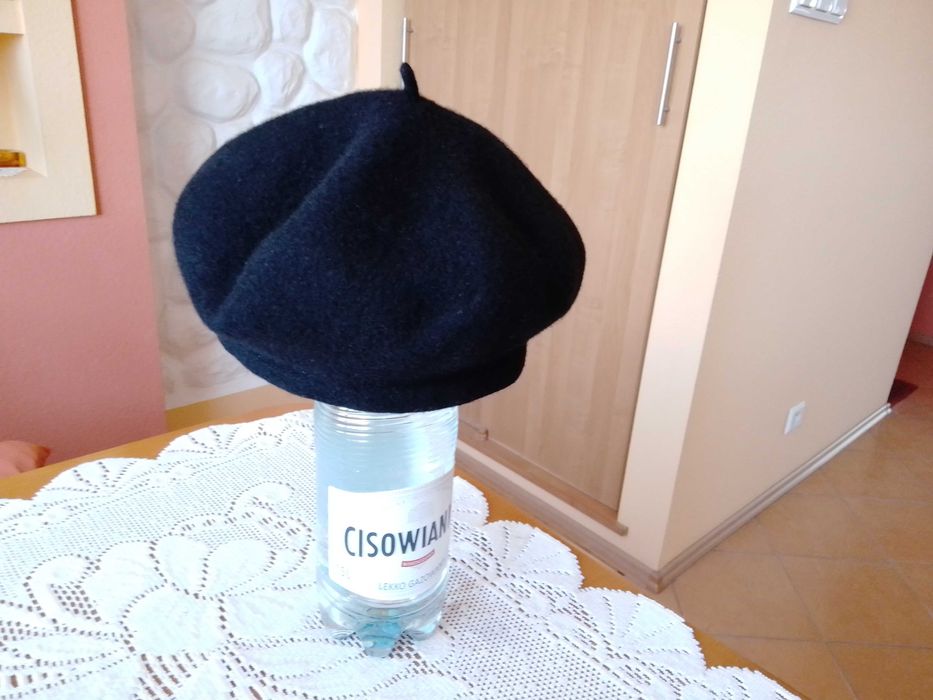 Czarny wełniany beret - bdb !!