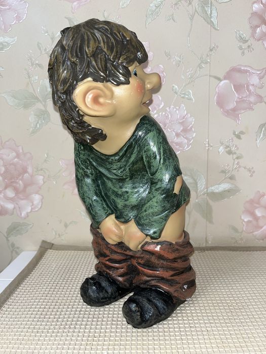 Садова фігурка Ельф що смішно пісяє 35 см