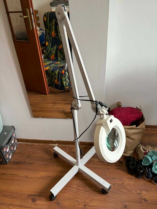 Fotel do pedicure z lampą lupą ze statywem oraz taboret na kółkach