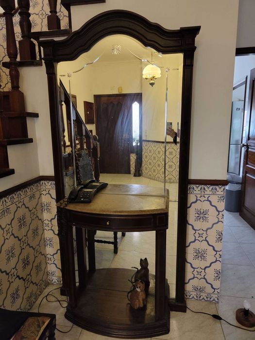 Mesas, espelhos e candeeiros de teto