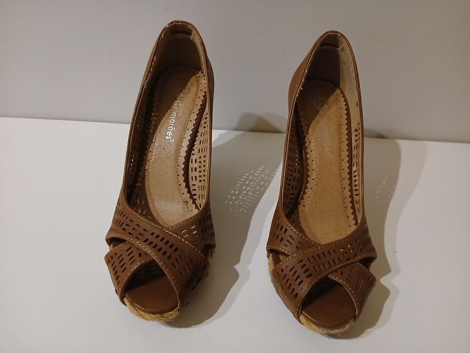 Sapato castanho aberto e com cunha