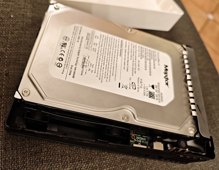 Zewnętrzny dysk twardy firmy Toshiba w środku Maxtor 250GB