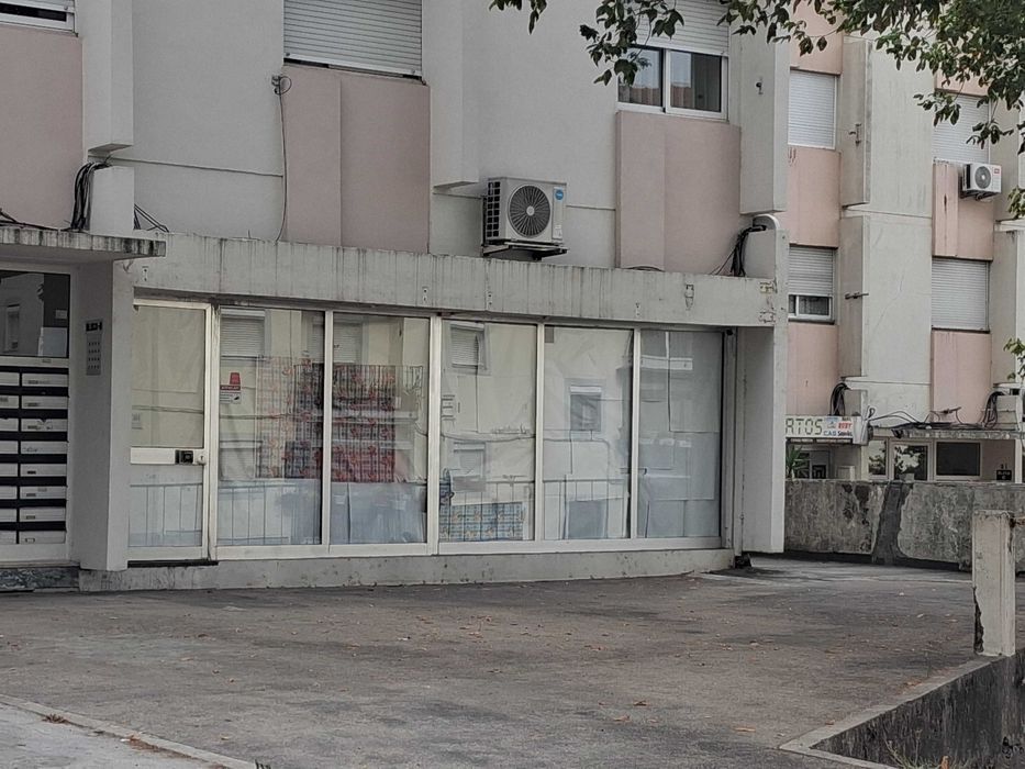 Loja à venda comercial situado em zona central, com grande movimento e excelente visibilidade na cidade de Viseu. Venda particular