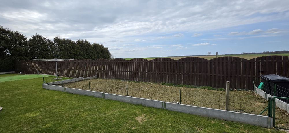 Płot drewniany. Solidny. Ogrodzenie