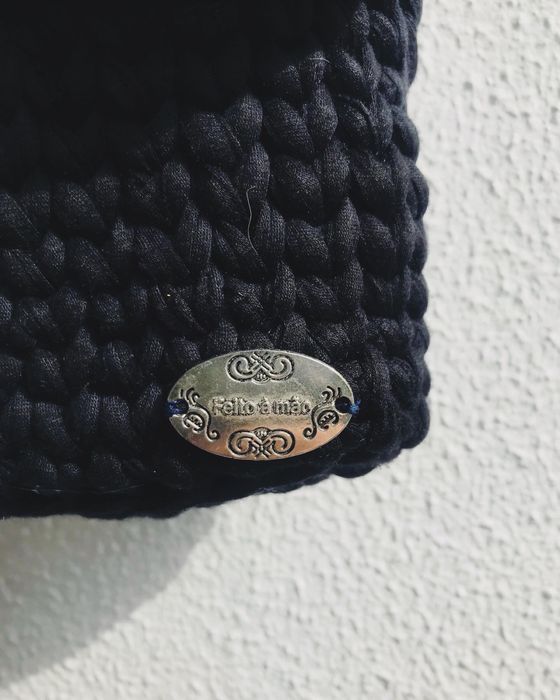 Mala preta de croché Feita à mão