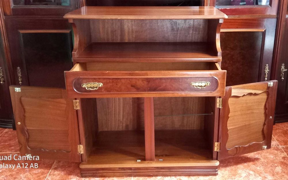 Vende-se móvel com 2 portas para mini-bar