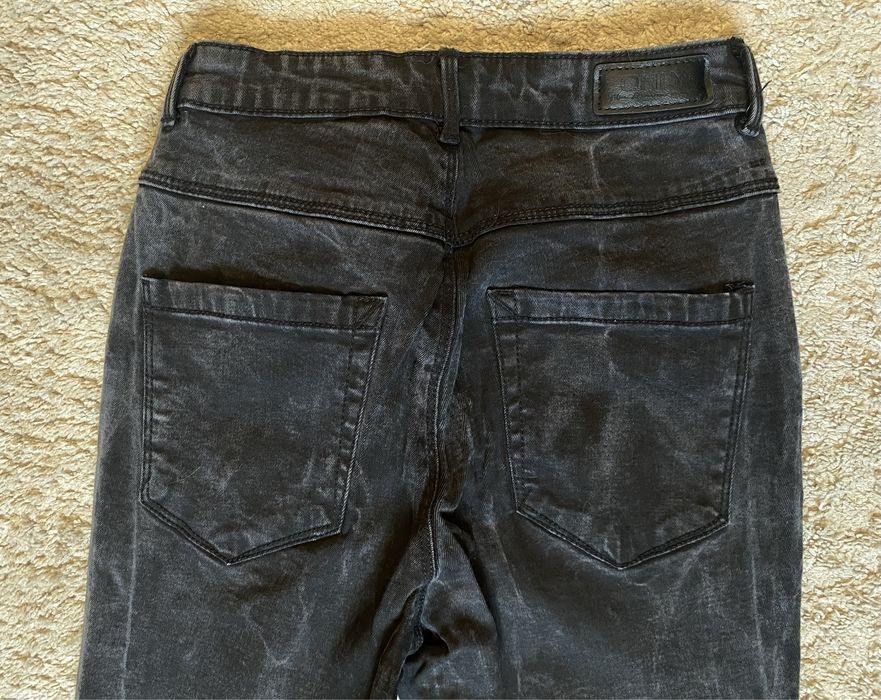 Czarne rurki wysoki stan