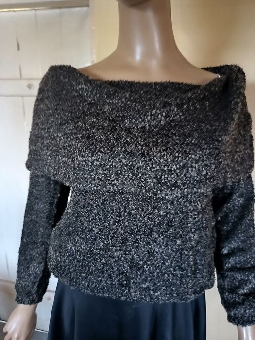 Brązowy sweter bukla