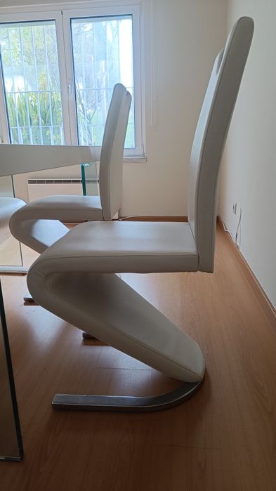 Mesa de jantar branca e 4 cadeiras