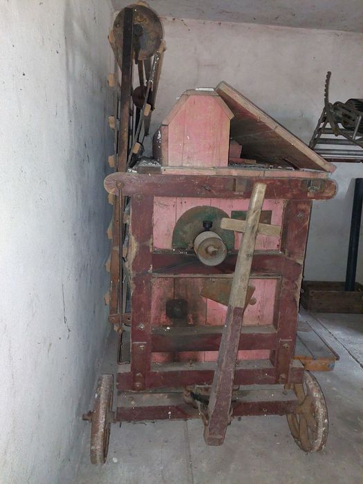 Stara zabytkowa młockarnia, wiejka, targanka automatyczny