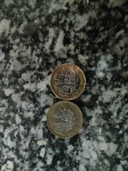 2 moedas de 1 libra de 2016 e 2018 de elizabeth II respectivamente