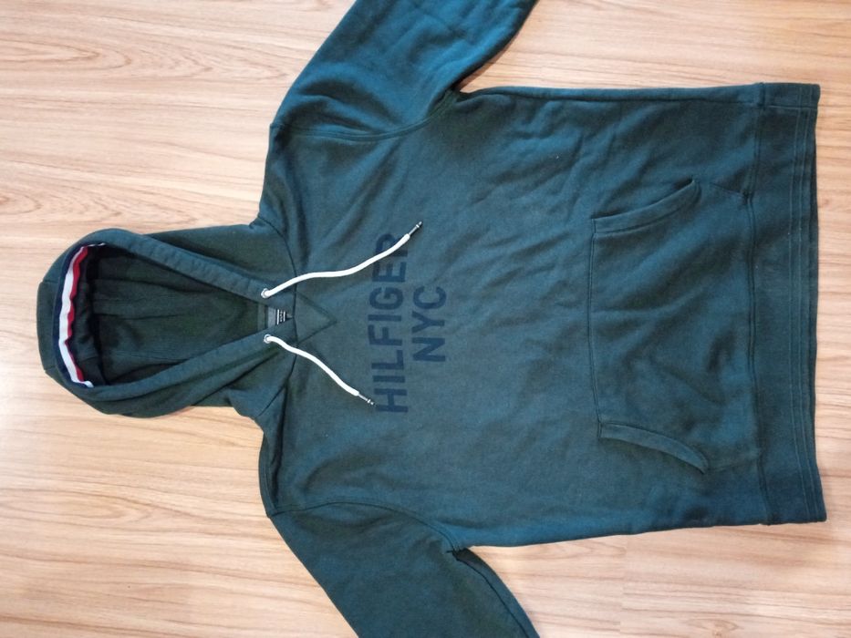 Толстовка,темно зелёного цвета.