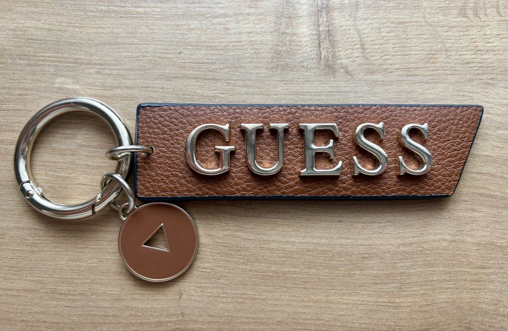 Przypink do torebki GUESS