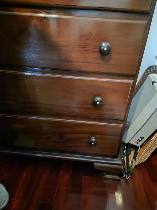 Cómoda em madeira maciça