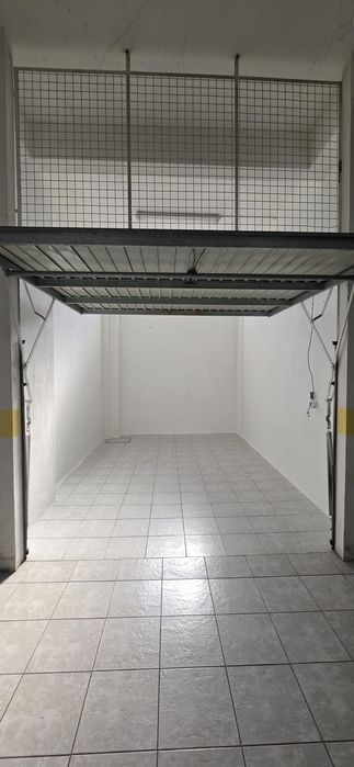 Garagem disponível para arrendar.