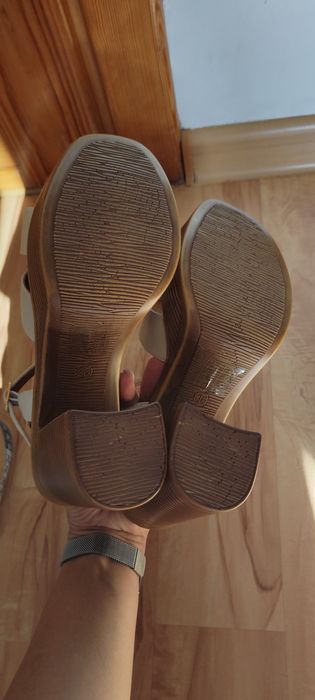 Sandały damskie na słupku 36