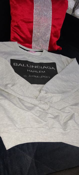 Bluza szara   na czarnym tle z napisami