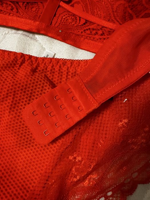 Комплект нижнего белья алого цвета