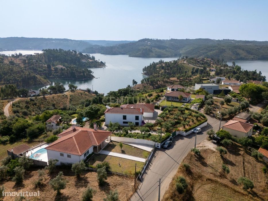 Moradia de Luxo com Vista Panorâmica sobre o Castelo do Bode e Piscina