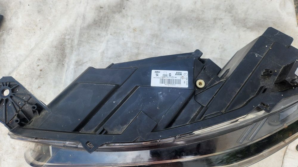 Farol frente esquerdo Pegout Partner