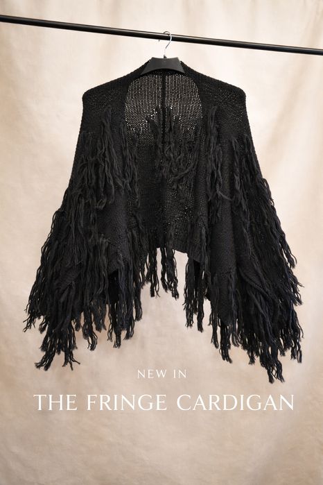 Czarny ażurowy kardigan z frędzlami (boho)