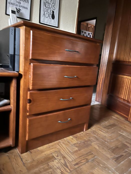 Cómoda de madeira para quarto