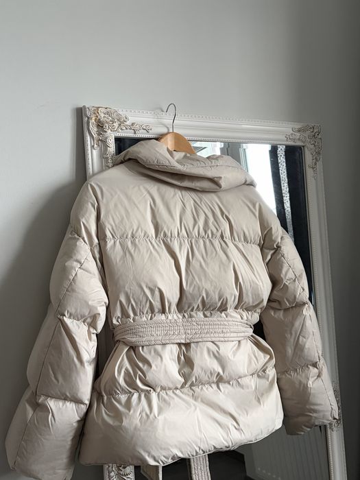 Молочний пуховик білий