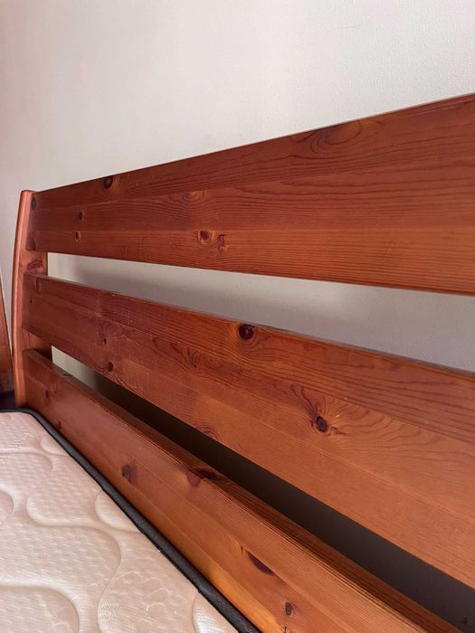 Cama de Casal em Madeira Maciça + 2 Mesas de Cabeceira + Colchão 160x200