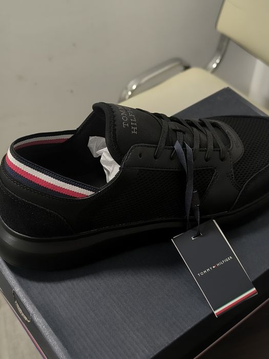 Tommy Hilfiger..