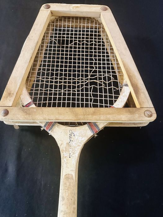 Raquete de ténis muito antiga