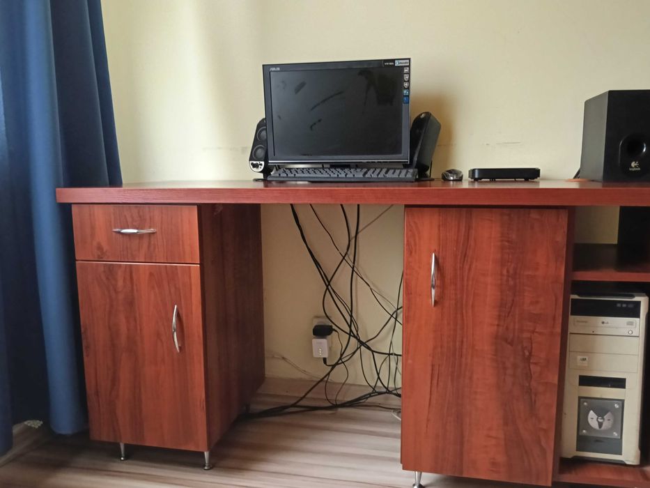 Biurko komputerowe – solidne, w bardzo dobrym stanie