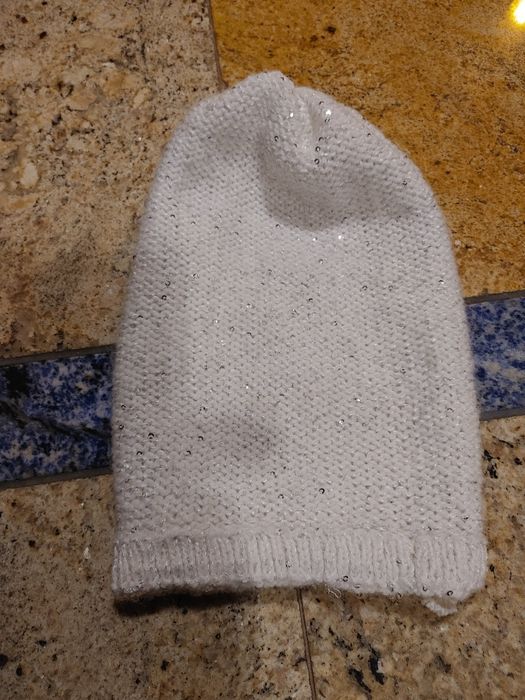 Biała czapka z cekinami s