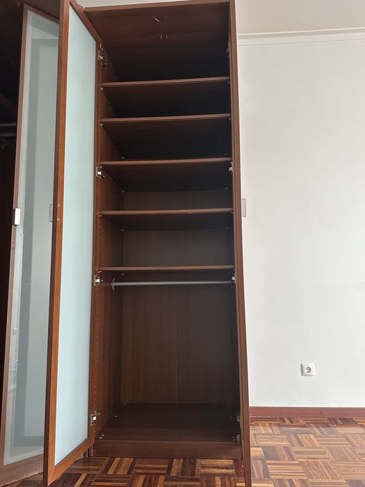 Conjunto de roupeiros/armários em madeira