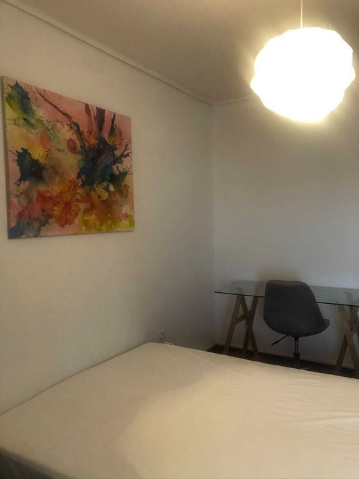 Quarto com cama de casal perto da estação CP Aveiro