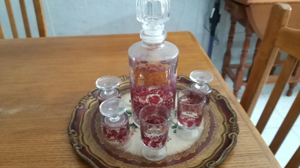 Vendo conjunto de garrafa com cinco copos mais prato decorativo em mad