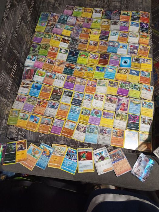 Продаю картки колекції пікачу,є рідкісні золоті.