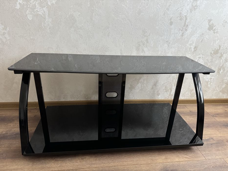 Скляний стіл під телевізор