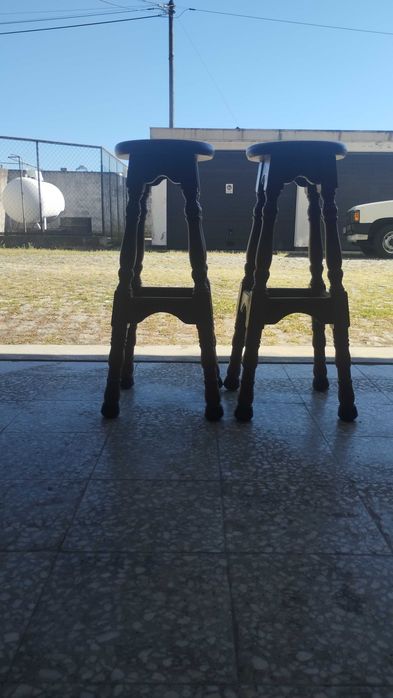 Bancos altos, tipo bar