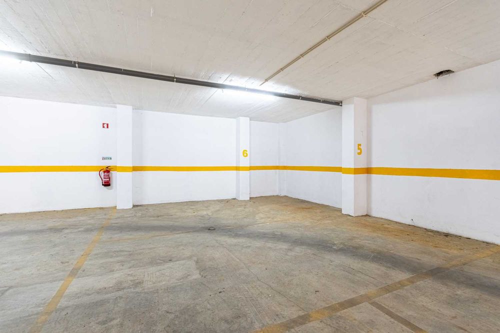 Lugares de Garagem para Arrendamento — Avenida do Brasil, São Marcos
