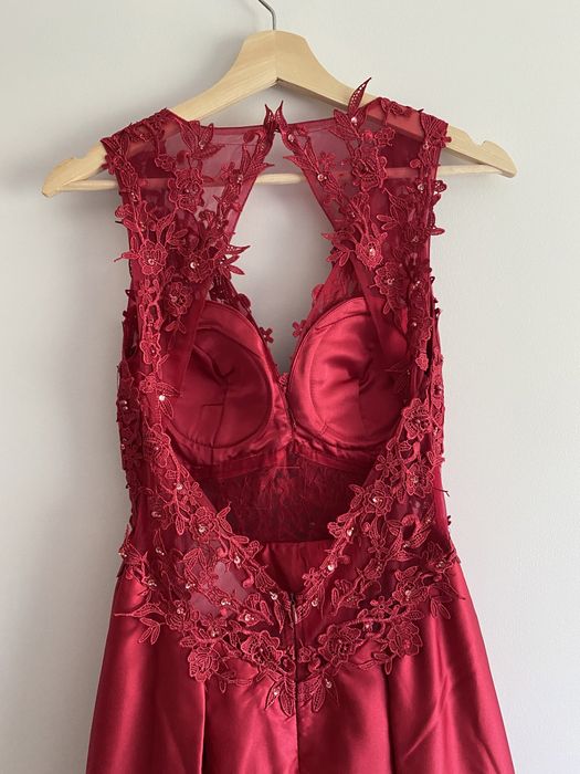 Vestido de gala vermelho cereja