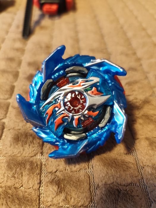 Набор Бейблейдов и запускалка