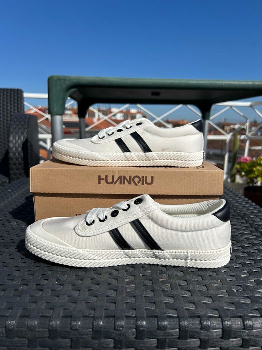 Tênis de Mulher branco com riscas pretas