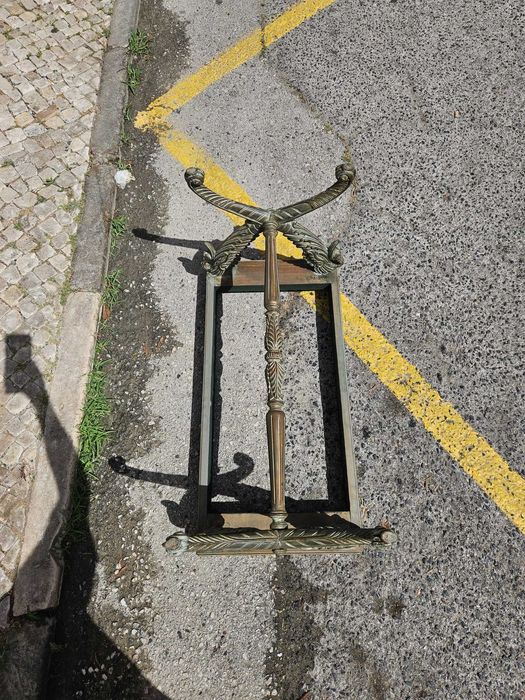 Mesa de Centro Clássica em Madeira Maciça com Tampo em Marmore