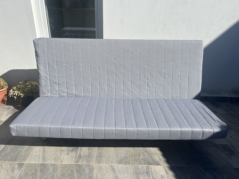 Sofa- cama com 2 capas - estrutura metalica- bom estado