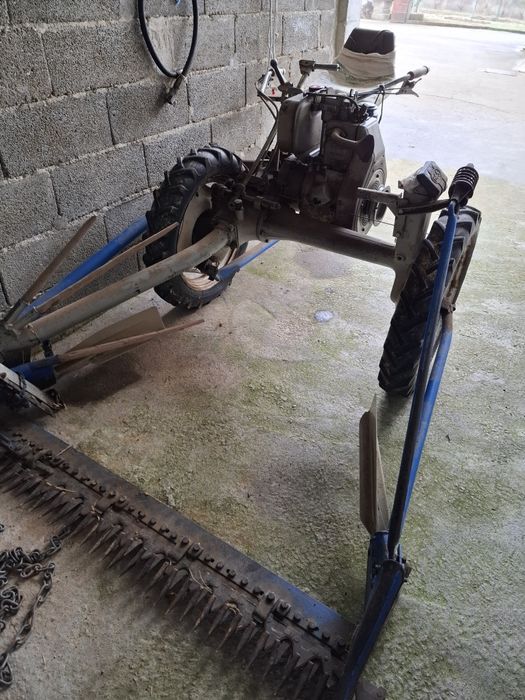 Ceifeira de três rodas em ótimo estado de conservação