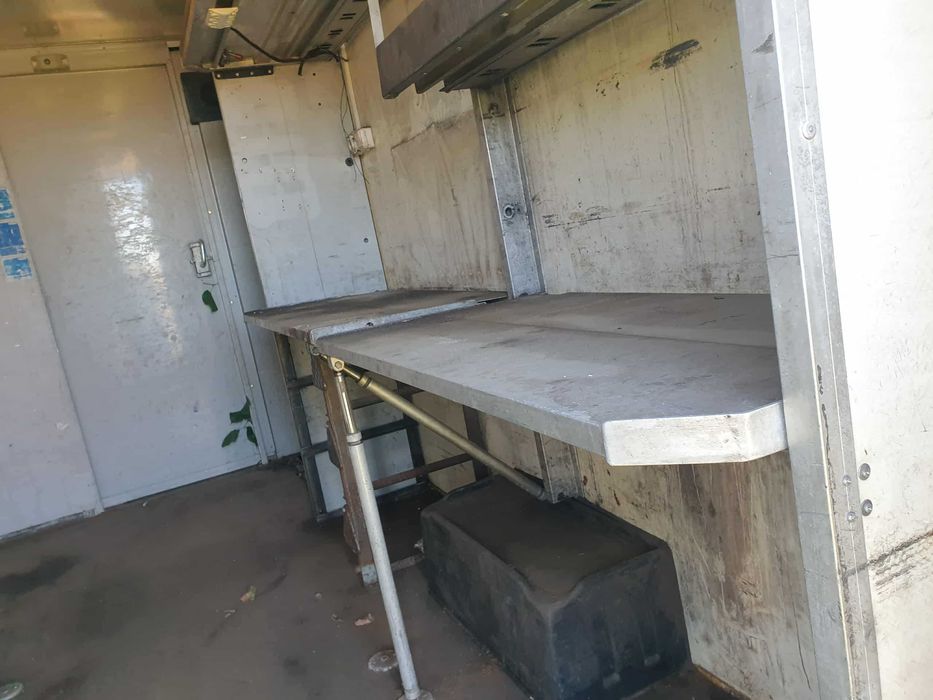 Paka kontener magazyn z półkami trzy drzwi solidna konstrukcja