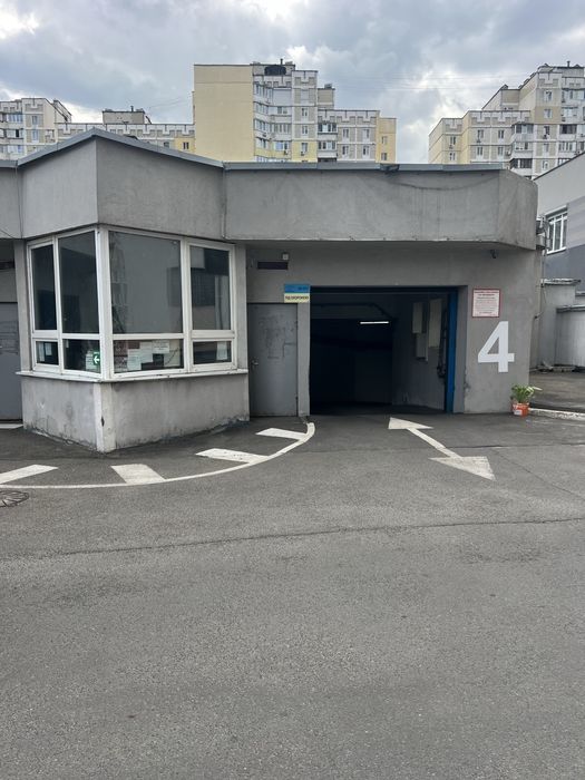 Продам паркомісце Срібнокільська,1