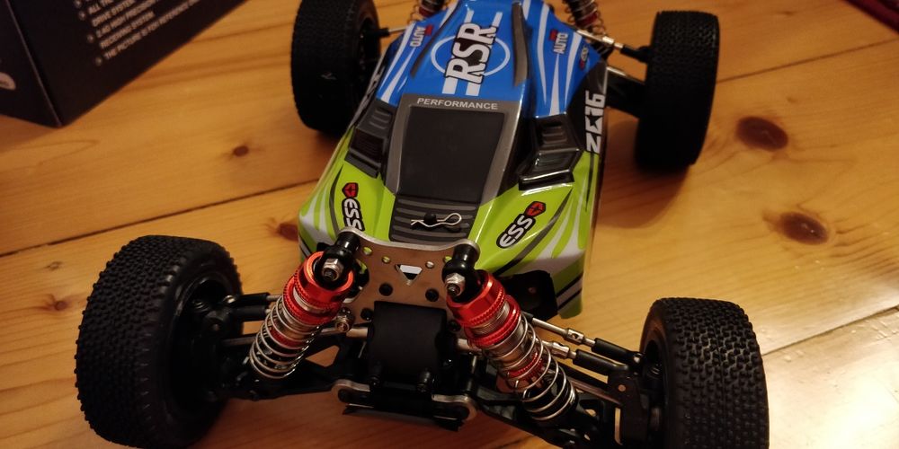 Wltoys 144001, 4x4, 60km/h, aku. 1500 mAh + dod. 2600 mAh