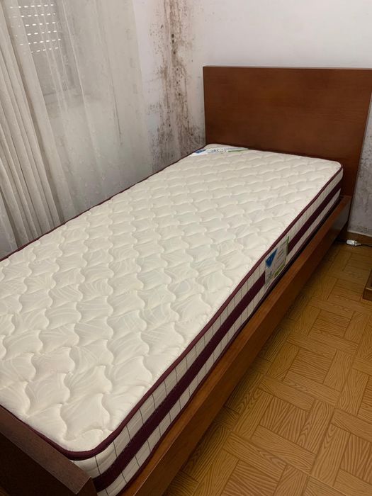 Cama solteiro com colchão como nova