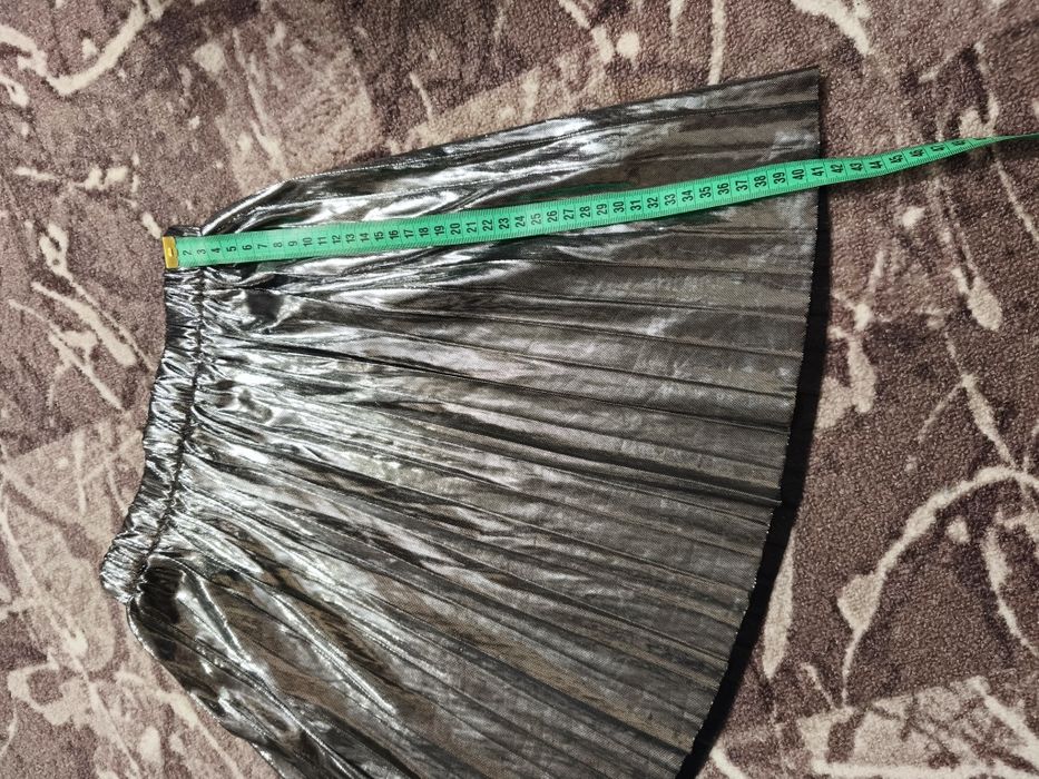 Продаётся нарядная серебреная плисировка юбка